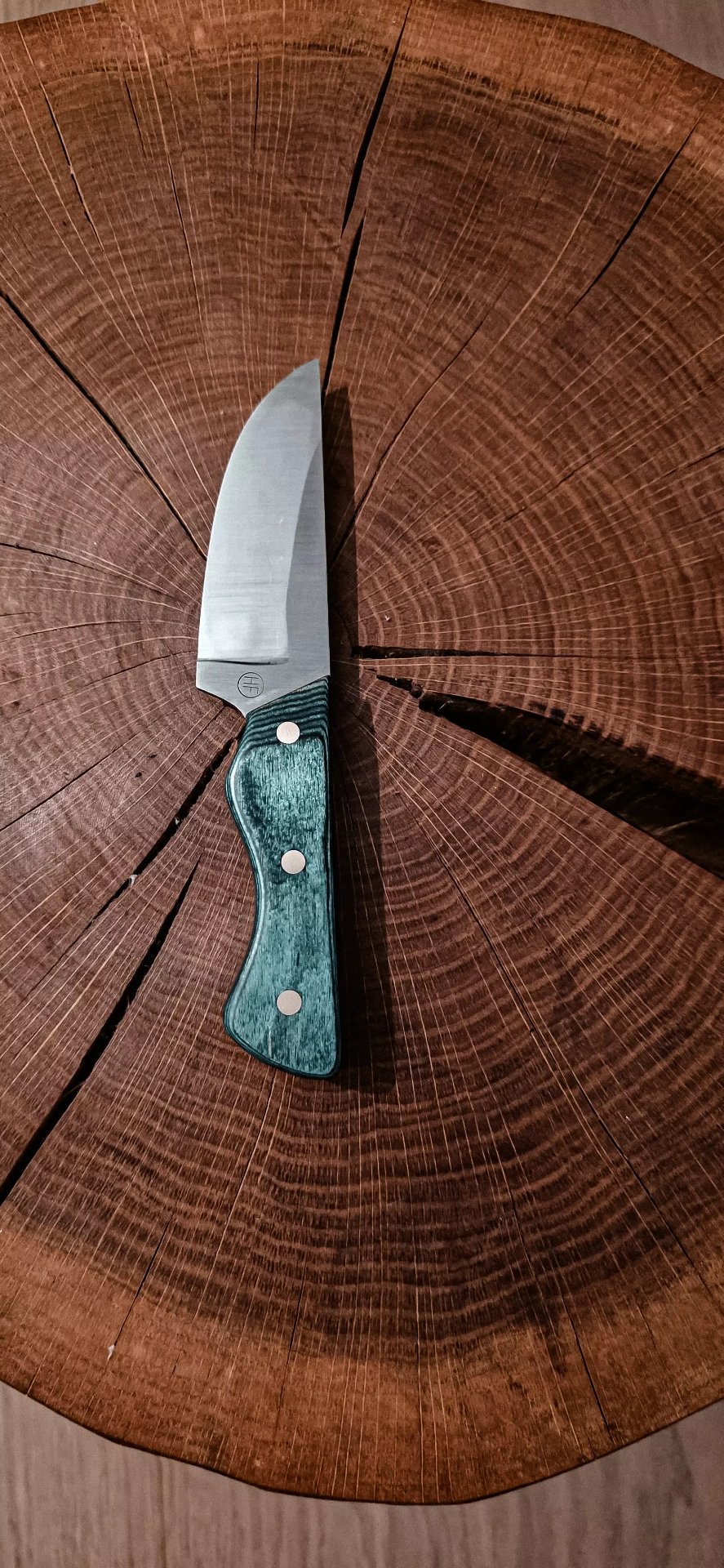 Handgemachtes Messer aus Tübingen – HF Custom Knife mit türkisfarbenem Holzgriff auf Eichenscheibe