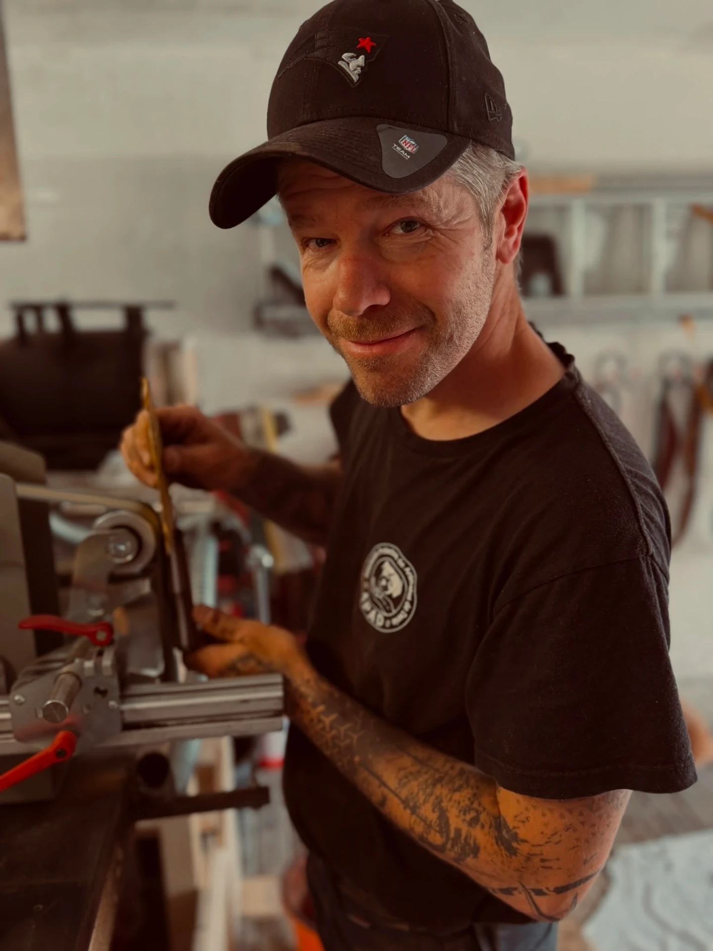 Florian Henger, Messermacher aus Tübingen, beim Schleifen eines Custom Messers am Bandschleifer
